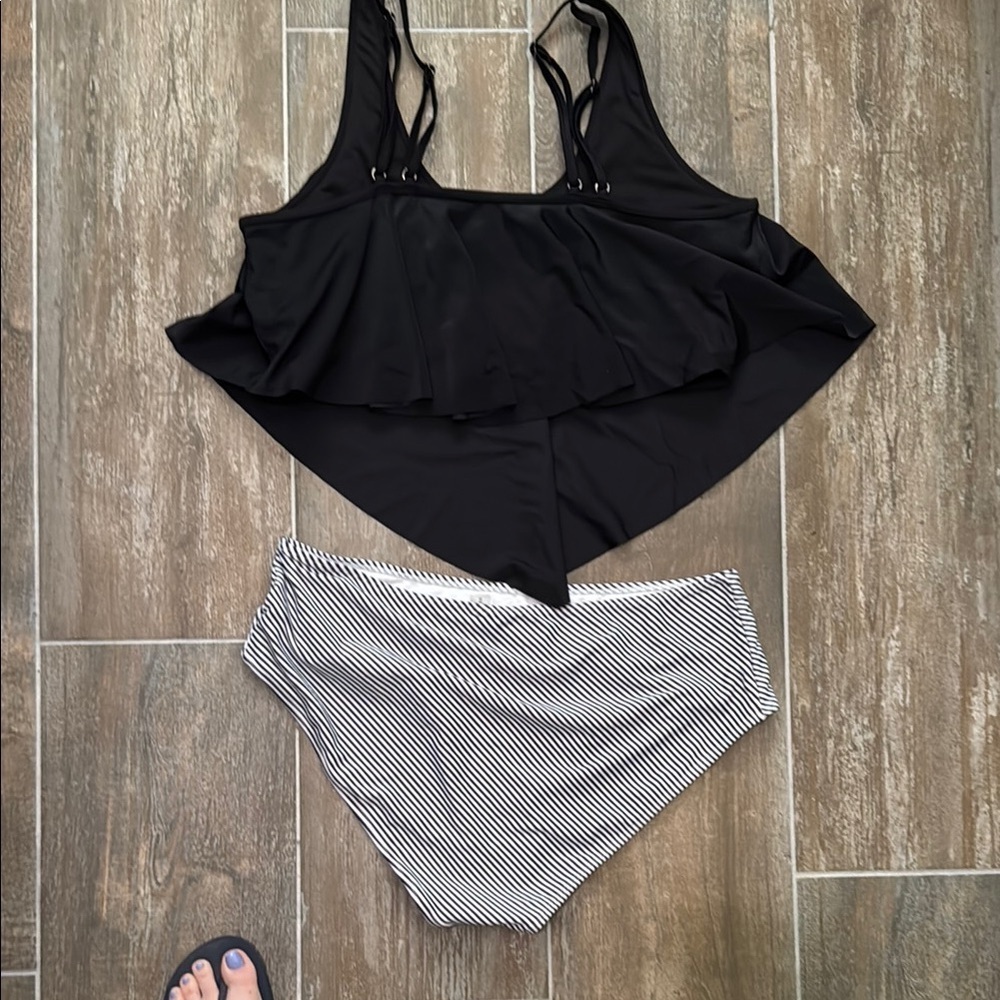 Stylish Black and White Women's Bikini Set - Picture 6 of 6